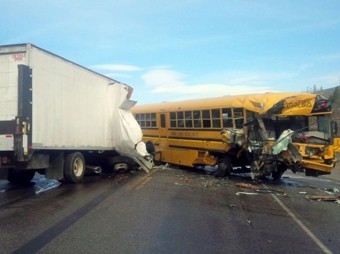 ABŞ-da məktəb avtobusu yük maşını ilə toqquşdu: 9 yaralı