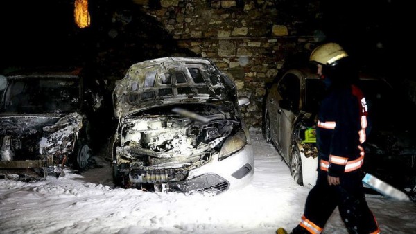 İstanbulda terrorçular yeddi maşına od vurublar