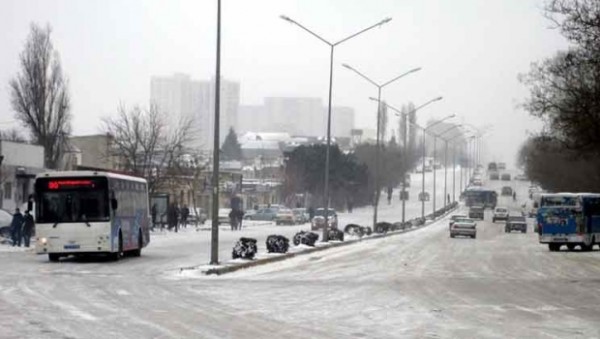 Bakıya qar yağdı, yollar buz bağladı