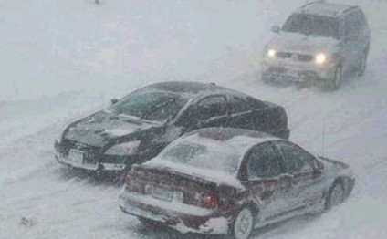 Qar Ağsu aşırımında nəqliyyatın hərəkətində çətinliklər yaratdı