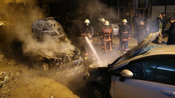 İstanbulun mərkəzində altı avtomobil yandırılıb