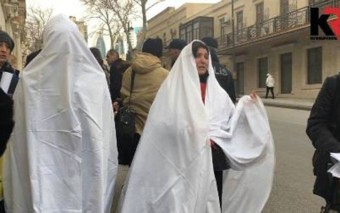 Kəfən geyib aksiya keçirənlər Baş Prokurorluqda qəbul edilib