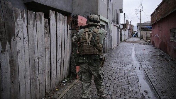 Polisə atmaq istədiyi partlayıcı öz əlində partladı