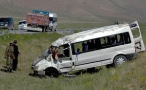 Bakı-Hacıqabul yolunda sərnişin mikroavtobusu qəzaya düşüb