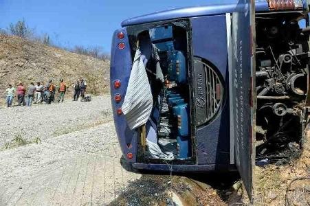 Futbolçuları aparan avtobus aşdı