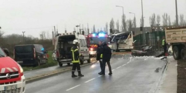 Fransada məktəb avtobusu qəzaya uğrayıb