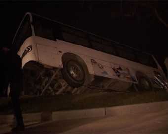 Bakıda sərnişin avtobusu qəzaya uğradı