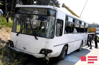 Bakıda sərnişin avtobusu qəza törətdi: ölən var