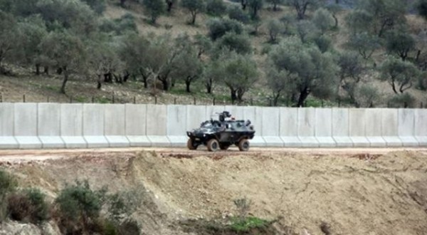 Türkiyə Suriya ilə sərhəddə divar hörür