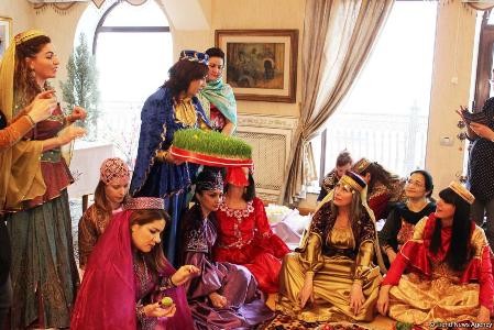 Səfirlərin xanımları milli geyimlərimizdə Novruza hazırlaşırlar