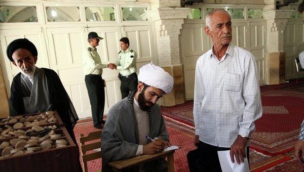 İran millət vəkillərini seçir