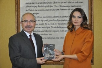 Qənirə Paşayeva azərbaycanlı tələbələri valiyə əmanət etdi