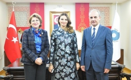 Millət vəkili universitet rəhbəri ilə görüşdü