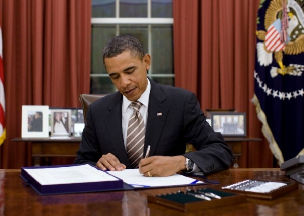 Obama İrana qarşı saksiyaların müddətini uzadıb
