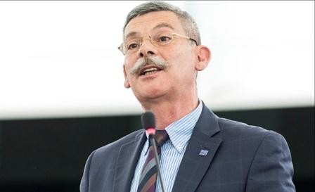 Türkləri aşağılayan yunan deputat iclasdan qovuldu