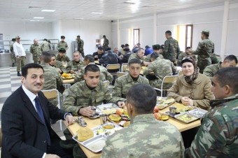“Yeni Üfüq” cəbhədə əsgərləri ziyarət edib