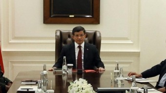 Davudoğlu İstanbuldakı partlayışla bağlı toplantı keçirdi