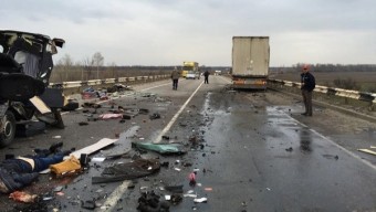 Mikroavtobus yük maşını ilə toqquşdu: 8 ölü, 4 yaralı
