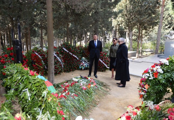 Azərbaycan prezidenti Maqsud İbrahimbəyovun məzarını ziyarət edib