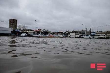 Yağmurlu Bakı: Keçilməz yollar, üzən maşınlar... - FOTOLENT