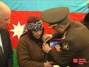 Şəhidin medalı anasına təqdim olunub-FOTOLAR
