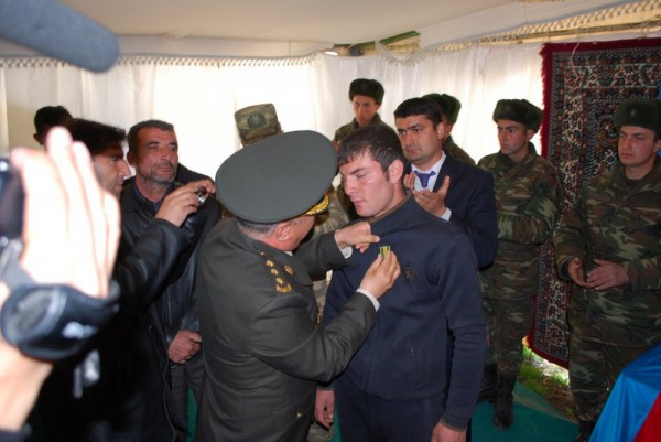 Şəhidin layiq görüldüyü medal qardaşına təqdim edilib