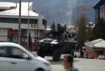 Türkiyədə məhkəmə binasının yanında ATIŞMA
