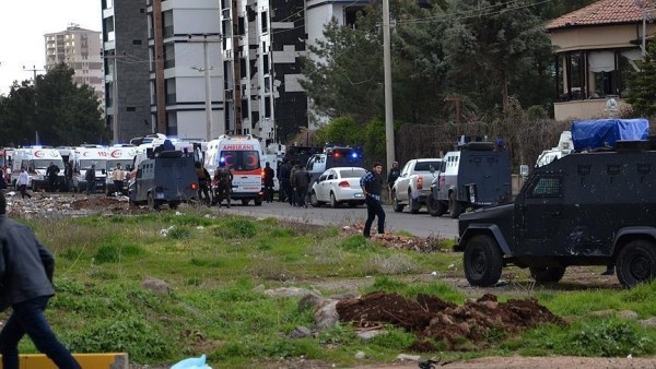 Diyarbəkirdə partlayış törədilib: 7 polis həlak olub, 27 yaralı - YENİLƏNİB