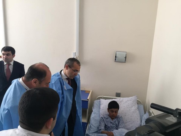 Təhsil naziri ermənilərin yaraladığı şagirdə baş çəkdi