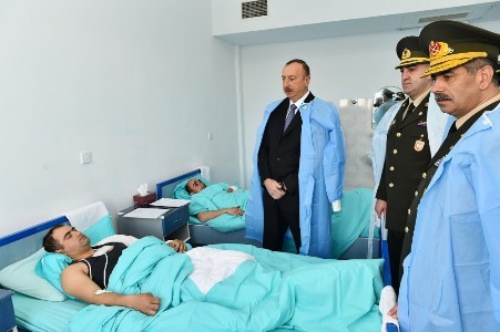 Prezident İlham Əliyev yaralı əsgərlərə baş çəkdi -FOTOLAR