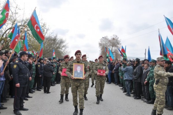 Şəhid hərbçilərimiz torpağa tapşırılır