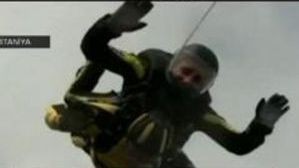 100 yaşını paraşütdən tullanaraq qeyd etdi