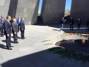 Lavrov “erməni soyqırımı“ abidəsini ziyarət etdi