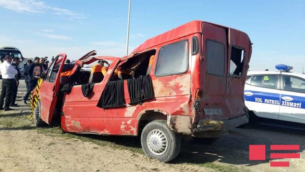 Mikroavtobus “Mercedes“lə toqquşdu: sürücülər öldü, 12 nəfər yaralandı - YENİLƏNİB-3