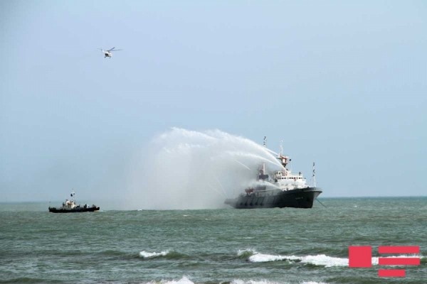 Xəzərdə yanan Rusiya tankeri Bakıya gətirilir