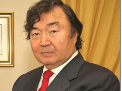 Oljas Süleymenov AMEA Ədəbiyyat İnstitutunun fəxri doktoru oldu