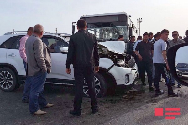 Bakıda avtobus qəza törədib, xəsarət alanlar var