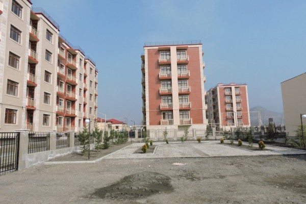 Məcburi köçkünlər üçün istifadəyə verilmiş daha bir qəsəbəyə köçürülmə başlanıb