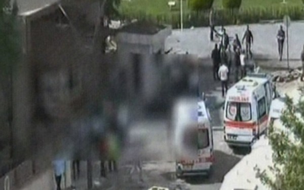 Türkiyədə bomba yüklü avtomobillə partlayış törədilib, 1 polis şəhid olub, 13 nəfər yaralanıb