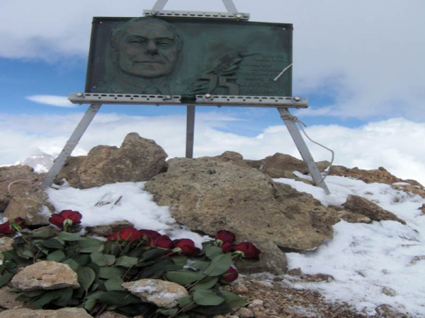 “Heydər zirvəsi”nə kütləvi yürüşlər davam edir