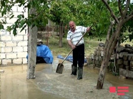 Mingəçevirə sel gəldi: küçələr su altında qalıb