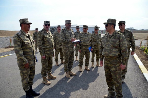 Müdafiə naziri cəbhəboyu zonada yeni tikilən hərbi şəhərcikdəki inşa işlərinin gedişatını yoxlayıb