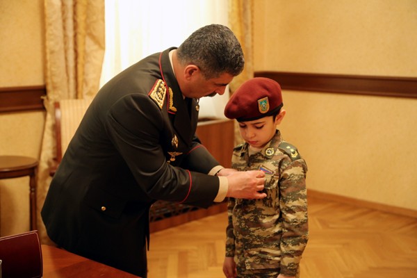 Zakir Həsənov Milli qəhrəmanların medalını ailə üzvlərinə təqdim etdi