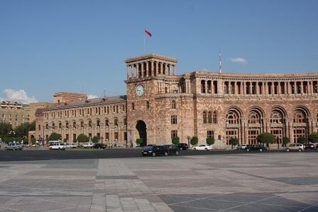 Erməni nazirlərin maşınları əllərindən alınır
