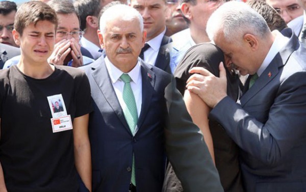 Binəli Yıldırım şəhid qardaşını qucaqlayıb ağladı - FOTO