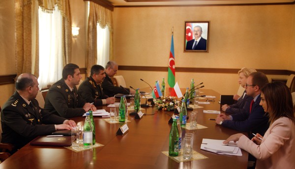 Müdafiə naziri Avropa Parlamentinin müdafiə və təhlükəsizlik alt komitəsinin sədri ilə görüşüb