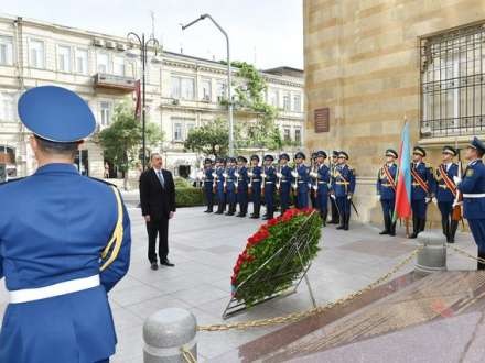 Prezident Xalq Cümhuriyyətinin şərəfinə ucaldılmış abidəni ziyarət edib