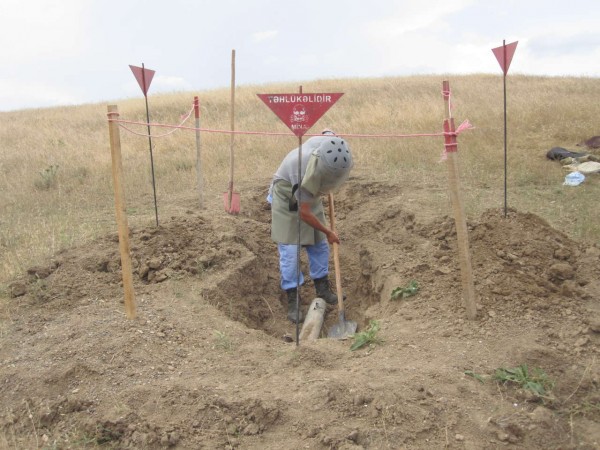 Tərtərdə 4 ədəd partlamamış hərbi sursat aşkar olunub - FOTO