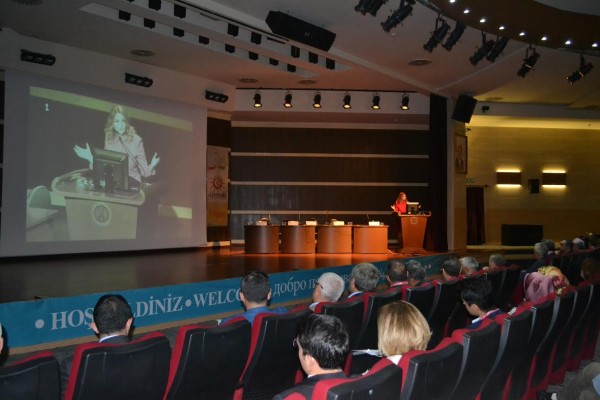 Qənirə Paşayeva Beynəlxalq Türk Şölənində iştirak edib