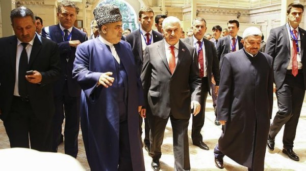 Türkiyənin baş naziri cümə namazını Bakıda qılıb